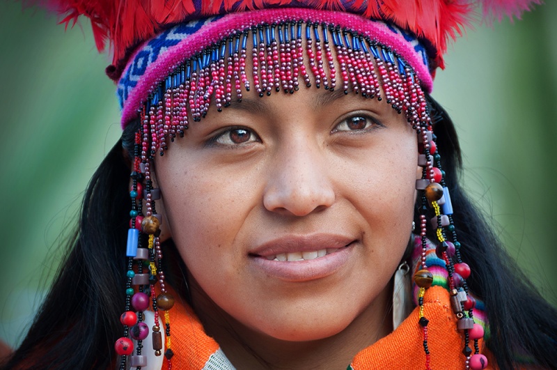 Sweet_Young_Woman_Indigenous_Group_Incas_Lake_Titicaca_Giovane_Ragazza_Popolandomi_Milano_Multietnica_Exponiamoci_Gruppo_Indigeno_Lago_Italy_VB_Offphoto